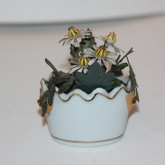 Vintage 1970’s Detailed Metal Flower In Porcelain Vase MANN KOREA - Picture 1 of 3